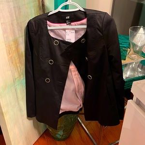 NEW WITH TAGS H&M collarless Blazer size 4 Women in Black with 2 Slit pockets